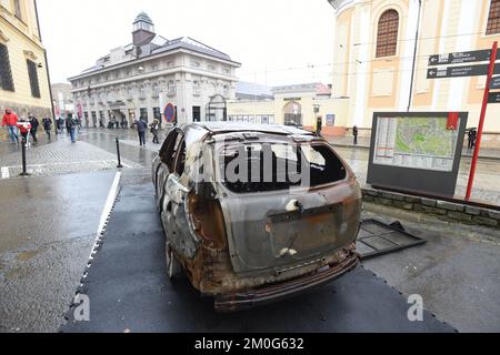 Olomouc, Repubblica Ceca. 06th Dec, 2022. Installazione di una mostra di auto relitti chiamato Stories from Ukraine, il 6 dicembre 2022, Republiky Square, Olomouc. Gli organizzatori della mostra sono la memoria della Società della Nazione e il Museo di Storia Nazionale di Olomouc. La cerimonia di apertura della mostra comprende un discorso di Galina Bogdanenko e Martin Kroupa sulla situazione attuale in Ucraina e la raccolta di memoria della Nazione. La mostra si terrà fino al 2 gennaio del prossimo anno. Credit: Ludek Perina/CTK Photo/Alamy Live News Foto Stock