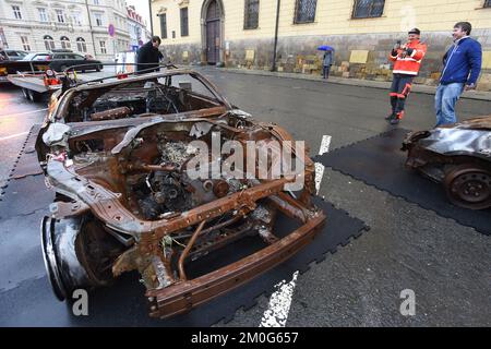 Olomouc, Repubblica Ceca. 06th Dec, 2022. Installazione di una mostra di auto relitti chiamato Stories from Ukraine, il 6 dicembre 2022, Republiky Square, Olomouc. Gli organizzatori della mostra sono la memoria della Società della Nazione e il Museo di Storia Nazionale di Olomouc. La cerimonia di apertura della mostra comprende un discorso di Galina Bogdanenko e Martin Kroupa sulla situazione attuale in Ucraina e la raccolta di memoria della Nazione. La mostra si terrà fino al 2 gennaio del prossimo anno. Credit: Ludek Perina/CTK Photo/Alamy Live News Foto Stock