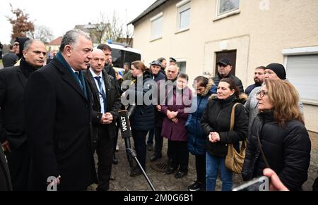 Illerkirchberg, Germania. 06th Dec, 2022. Ahmet Basar Sen (fronte l), ambasciatore della Turchia in Germania, parla con le persone colpite sulla scena di un attacco di coltello contro due ragazze dopo un minuto di silenzio per esprimere il loro dolore. Credit: Bernd Weißbrod/dpa/Alamy Live News Foto Stock