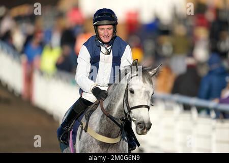 Jockey Daryl Jacob con cavallo Hippop Des Ongrais dopo aver vinto il at the Races App Market Movers handicap Chase al Fontwell Park Racecourse. Data immagine: Martedì 6 dicembre 2022. Foto Stock