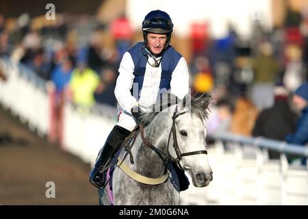 Jockey Daryl Jacob con cavallo Hippop Des Ongrais dopo aver vinto il at the Races App Market Movers handicap Chase al Fontwell Park Racecourse. Data immagine: Martedì 6 dicembre 2022. Foto Stock