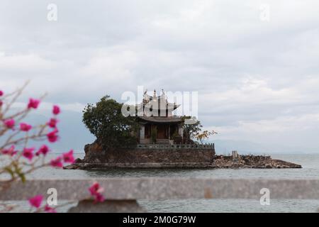 La vista del piccolo Putuo sotto il cielo nuvoloso nel lago di Erhai, Dalì Foto Stock