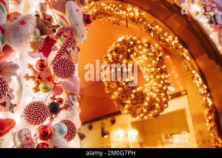 STRASBURGO, FRANCIA - 2021 dicembre - Magiche decorazioni natalizie su una panetteria storica nel centro storico della città Foto Stock