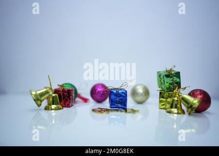 Grandi e piccole scatole regalo, i giocattoli di Natale isolati su sfondo bianco Foto Stock