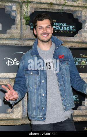 Los Angeles, Stati Uniti. 05th Dec, 2022. Gleb Savchenko al National Treasure - Edge of History Disney Original Series Red Carpet Event al Teatro El Capitan il 5 dicembre 2022 a Los Angeles, California. (Foto di Katrina Jordan/Sipa USA) Credit: Sipa USA/Alamy Live News Foto Stock