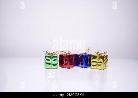 Piccole scatole regalo, i giocattoli di Natale isolati su sfondo bianco Foto Stock