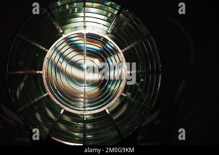 Foto ravvicinata con obiettivo Fresnel. Si tratta di un tipo di lente compatta composita sviluppata dal fisico francese Augustin-Jean Fresnel per l'uso nei fari Foto Stock