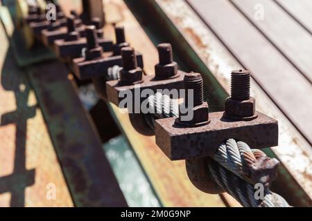 Corda con bulloni arrugginiti, ponte sospeso dettagli primo piano foto Foto Stock