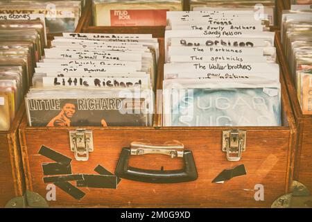 Den Bosch, Paesi Bassi - 12 maggio 2019: Immagine in stile retrò di scatole di legno con dischi giradischi in vinile su un mercato delle pulci antico Foto Stock