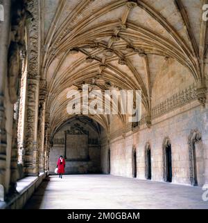 LISBONA, PORTOGALLO-19 MAGGIO 2017: Il corridoio ad arco scolpito nel monastero di Jeronimos a Lisbona, Portogallo (Mosteiro dos Jeronimos) Foto Stock