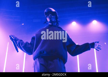 Milano, Italia. 05th Dec, 2022. Il rapper, la cantante e attrice britannica Little Simz si esibisce dal vivo a Fabrique a Milano il 5 dicembre 2022 (Foto di Maria Laura Arturi/NurPhoto) Credit: NurPhoto/Alamy Live News Foto Stock