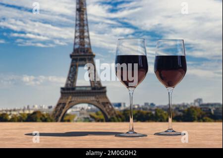 Due bicchieri di vino sulla Torre Eiffel e sullo sfondo dello skyline di Parigi. Foto Stock