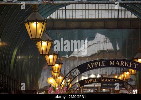 Cartello del mercato Apple e fila di luci a Covent Garden Market, Londra, Regno Unito. Foto Stock