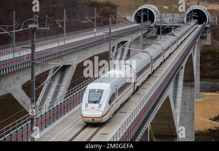 06 dicembre 2022, Baden-Wuerttemberg, Mühlhausen im Täle: Sulla nuova linea ferroviaria tra Wendlingen e Ulm, sul ponte Filstal, sorge un TRENO ICE. La linea ad alta velocità tra Wendlingen e Ulm sarà operativa il 11 dicembre. Foto: Christoph Schmidt/dpa Foto Stock