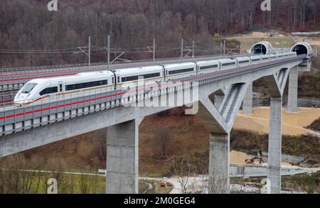 06 dicembre 2022, Baden-Wuerttemberg, Mühlhausen im Täle: Sulla nuova linea ferroviaria tra Wendlingen e Ulm, sul ponte Filstal, sorge un TRENO ICE. La linea ad alta velocità tra Wendlingen e Ulm sarà operativa il 11 dicembre. Foto: Christoph Schmidt/dpa Foto Stock