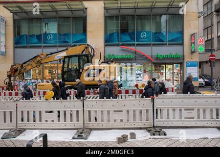 Cantiere stradale in via Guerzenichstreet nella città storica di Colonia, Germania. Baustelle an der Guerzenichstrasse in der Innenstadt, Koeln, Deutsc Foto Stock