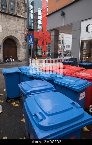 Lattine di immondizia al Quartermarkt nella città storica, Colonia, Germania. Muelltonnen am Quartermarkt in der Altstadt, Koeln, Deutschland. Foto Stock