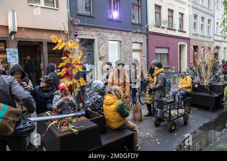 Mercatino di natale in via Koerner nel quartiere di Ehrenfeld, Colonia, Germania. Hofweihnachtsmarkt in der Koernerstrasse im Stadtteil Ehrenfeld, Koel Foto Stock