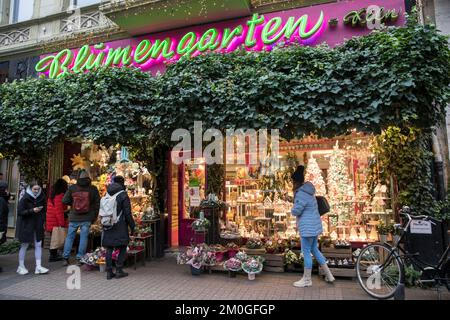 Negozio di fiori Blumengarten su Venloer Street, Colonia, Germania. Blumengeschaeft Blumengarten auf der Venloer Strasse, Koeln, Deutschland. Foto Stock