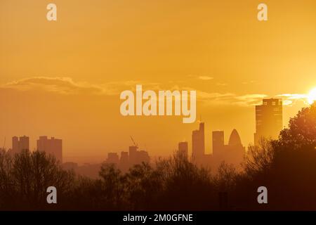 London Skyline visto da Hampstead all'alba nel dicembre 2020 Foto Stock