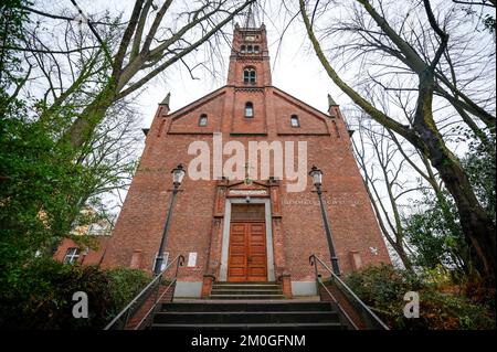 Amburgo, Germania. 06th Dec, 2022. Le scale conducono alla porta d'ingresso di St Chiesa di Pauli. St La Chiesa Pauli sarà chiusa per tre mesi durante l'inverno, in considerazione degli elevati costi energetici. Credit: Jonas Walzberg/dpa/Alamy Live News Foto Stock