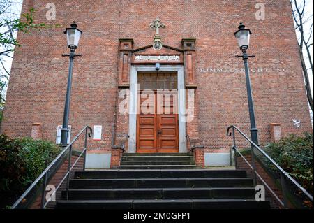 Amburgo, Germania. 06th Dec, 2022. Le scale conducono alla porta d'ingresso di St Chiesa di Pauli. St La Chiesa Pauli sarà chiusa per tre mesi durante l'inverno, in considerazione degli elevati costi energetici. Credit: Jonas Walzberg/dpa/Alamy Live News Foto Stock