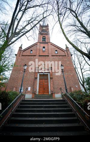 Amburgo, Germania. 06th Dec, 2022. Le scale conducono alla porta d'ingresso di St Chiesa di Pauli. St La Chiesa Pauli sarà chiusa per tre mesi durante l'inverno, in considerazione degli elevati costi energetici. Credit: Jonas Walzberg/dpa/Alamy Live News Foto Stock