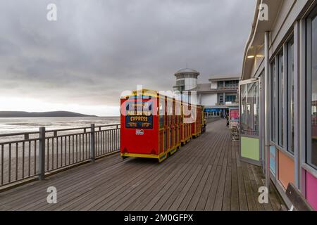 Il Grand Pier Halloween Express e' a cavallo lungo il Grand Pier a Weston Super Mare, Somerset UK in Ottobre Foto Stock