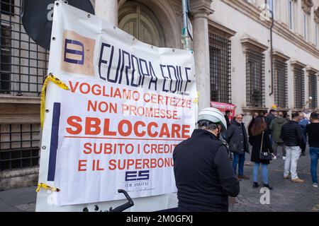 Roma, Italia. 06th Dec, 2022. Protesta del settore edile in Piazza Santi Apostoli a Roma (Foto di Matteo Nardone/Pacific Press/Sipa USA) Credit: Sipa USA/Alamy Live News Foto Stock