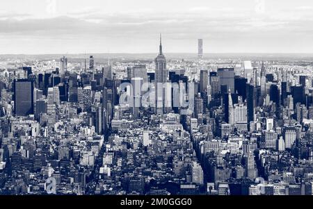 Una vista aerea in scala di grigi dello skyline della città di Manhattan, New York, Stati Uniti Foto Stock