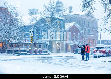 Canada, Ontario, Niagara-on-the-Lake, scena invernale su Queen Street, con negozi di reatil e la Court House Foto Stock