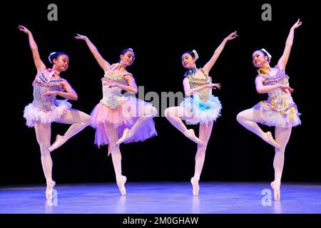 (Da sinistra a destra) Kynda ng, Hattie Conway, Yuzuki Fujita e Clara NGO, ballerini della Central School of Ballet si esibiscono durante una telefonata fotografica presso la Countess of Wessex Studios di Londra, indossando costumi dei Mirlitons dello Schiaccianoci, Parte del repertorio è stato presentato nelle esibizioni della Winter Showcase che si sono svolte presso il Gable Theatre il 7 e 8 dicembre. Data immagine: Martedì 6 dicembre 2022. Foto Stock