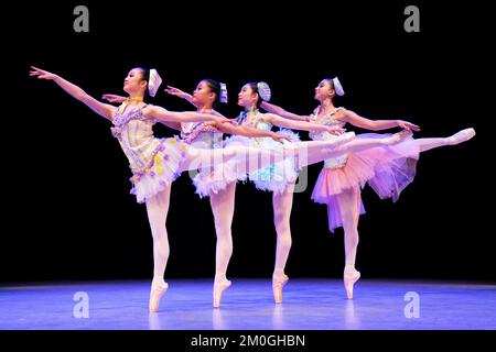 (Da sinistra a destra) Clara ONG, Kynda ng, Yuzuki Fujita e Hattie Conway, ballerini della Central School of Ballet si esibiscono durante una telefonata fotografica presso la Countess of Wessex Studios di Londra, indossando costumi dei Mirlitons dello Schiaccianoci, Parte del repertorio è stato presentato nelle esibizioni della Winter Showcase che si sono svolte presso il Gable Theatre il 7 e 8 dicembre. Data immagine: Martedì 6 dicembre 2022. Foto Stock