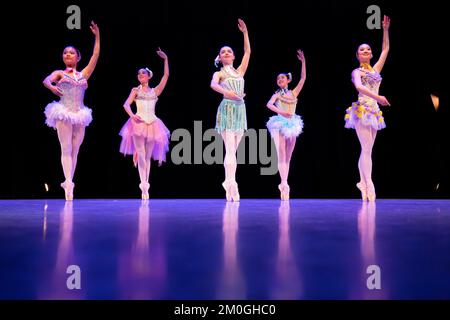 (Da sinistra a destra) Kynda ng, Hattie Conway, Nicola Kilmurry, Yuzuki Fujita e Clara NGO, ballerini della Central School of Ballet si esibiscono durante una telefonata fotografica presso la Countess of Wessex Studios di Londra, indossando costumi dei Mirlitons dello Schiacciatore, Parte del repertorio è stato presentato nelle esibizioni della Winter Showcase che si sono svolte presso il Gable Theatre il 7 e 8 dicembre. Data immagine: Martedì 6 dicembre 2022. Foto Stock