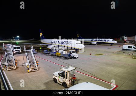 Ryanair Boeing 737-800, 9H-QEL, sul grembiule, di notte in preparazione per il volo di mattina presto all'aeroporto di Colonia Bonn, Colonia, Germania occidentale. Foto Stock