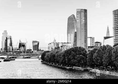 Gente britannica e gente da intorno alla coda di mondo lungo la riva sud del Tamigi per vedere la regina che si trova-in-Stato, Londra, Regno Unito. Foto Stock