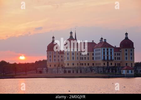 Castello di Moritzburg vicino a Dresda durante il tramonto, Germania Foto Stock