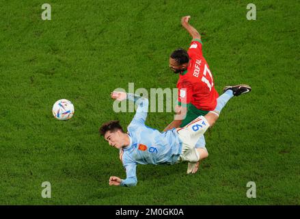 Gavi (a sinistra) della Spagna e Sofiane Boufal del Marocco combattono per la palla durante la Coppa del mondo FIFA Round of Sixteen match presso l'Education City Stadium di al-Rayyan, Qatar. Data immagine: Martedì 6 dicembre 2022. Foto Stock