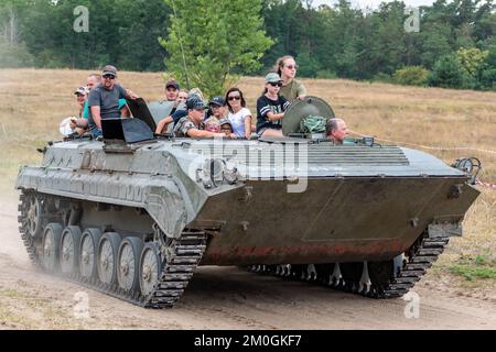 Giornata militare Hodonin - Panov. Attrezzatura militare storica e contemporanea - visita turistica BVP 1 Foto Stock