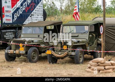 Giornata militare Hodonin - Panov. Attrezzature militari storiche e contemporanee Habitat due Jeep Willis automobili Foto Stock