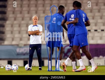 Il manager francese Didier Deschamps durante una sessione di allenamento al Club sportivo al Sadd di Doha, Qatar. Data immagine: Martedì 6 dicembre 2022. Foto Stock