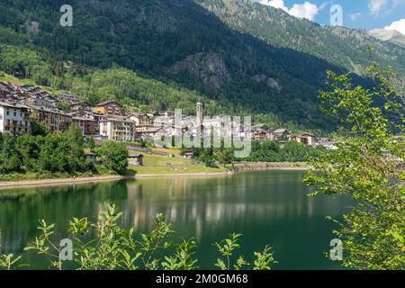 vista sul paese e sul lago, carona, italia Foto Stock