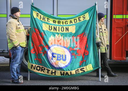 Londra, Regno Unito. 06th Dec, 2022. I membri hanno viaggiato da tutto il paese. Vigili del fuoco, personale di controllo e membri del Fire Brigades Union (FBU) rally a Westminster e lobby parlamentari oggi per segnare l'inizio di un voto per gli scioperi. I membri della FBU hanno rifiutato l'offerta salariale attuale e stanno votando su se scioperi Will Passi pure. Credit: Imageplotter/Alamy Live News Foto Stock