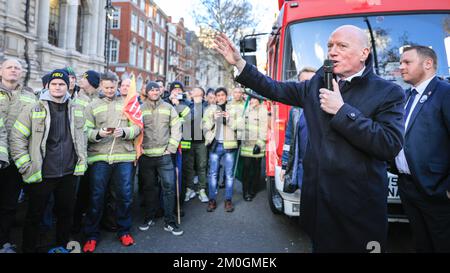 Londra, Regno Unito. 06th Dec, 2022. Matt Wrack, Segretario Generale dell'Unione dei Vigili del fuoco, si rivolge alla folla al di fuori della Sala Metodista. Vigili del fuoco, personale di controllo e membri del Fire Brigades Union (FBU) rally a Westminster e lobby parlamentari oggi per segnare l'inizio di un voto per gli scioperi. I membri della FBU hanno rifiutato l'offerta salariale attuale e stanno votando su se scioperi Will Passi pure. Credit: Imageplotter/Alamy Live News Foto Stock