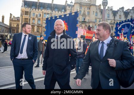 Londra/Regno Unito 06 dicembre 2022. Ben Selby (Vice Presidente del Consiglio Exc.), Matt Wrack (Segretario Generale) e Ian Murry (Presidente) hanno marciato il Parlamento con i membri della FBU. Aubrey Fagon/Live Alamy News Foto Stock