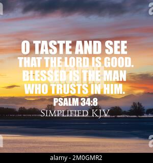 Un versetto della Bibbia cristiana dal Salmo 34:8 circa la bontà di Dio all'uomo che confida in lui Foto Stock