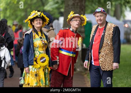 Dietro le quinte con volontari che si preparano per il Platinum Jubilee Pageant, raccontando la storia dei 70 anni di regno della Regina e della nostra società trasformatrice. Foto Stock