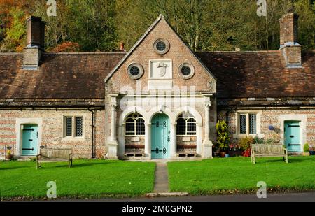 Almshouses a Milton Abbas, Dorset, UK - John Gollop Foto Stock