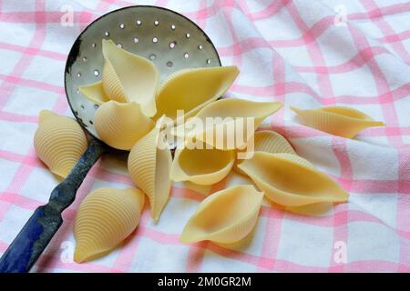 Conchiglione con mestolo setaccio, pasta conchiglia, pasta Foto Stock