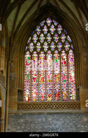 Una finestra di vetro colorato presso la chiesa abbaziale di Milton Abbas, Dorset, Regno Unito - John Gollop Foto Stock